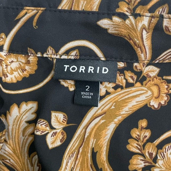 Torrid Womens  Black and Gold Patterned Shirt Size 2 CB-10 - Picture 10 of 10